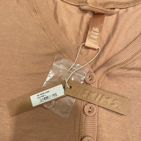 ✅SOLD✅🪷NWT SKIMS Sleep Lounge Long Sleeve Henley Dress Ochre size Large - Picture 4 of 11
